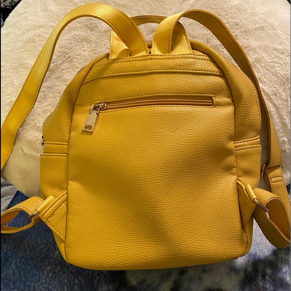 Very Hip Mustard/Yellow Backpack  Medium Sized. Pristine condition.